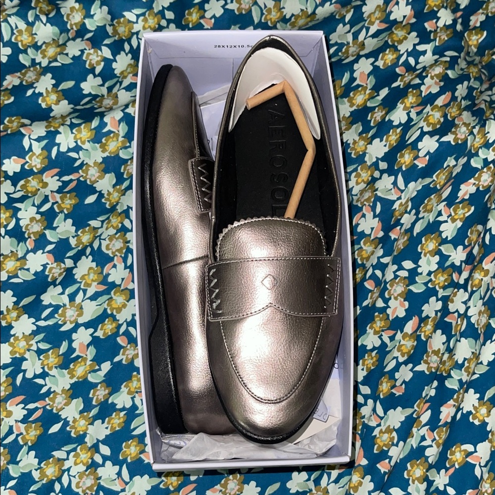 AEROSOLES Metallic Graphite Silver Loafers Size 8 NWT - Picture 2 of 2